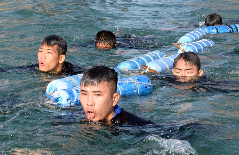 Hằng ngày, các chiến đấu viên phải ngâm mình dưới nước nhiều giờ liền.